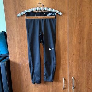 Nike women’s capri Black Performance Leggings